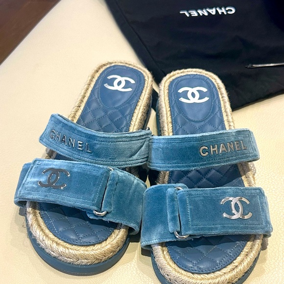 CHANEL velvet blue sandals - Picture 3 of 6